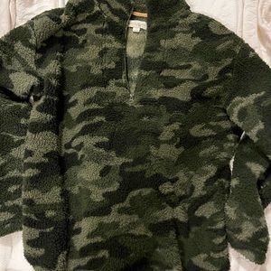 Fuzzy women’s camo jacket size large